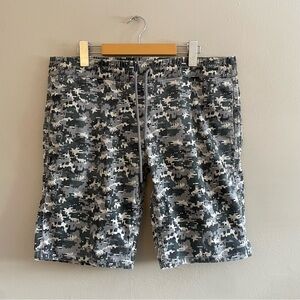 Fairplay Digital Camo Flat Front Golf Shorts Elastic Waist – Size 32 GUC